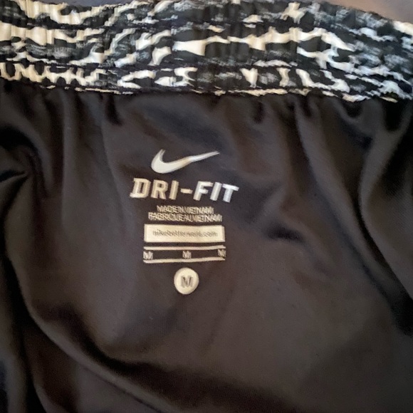 Medium Nike shorts - Picture 2 of 2